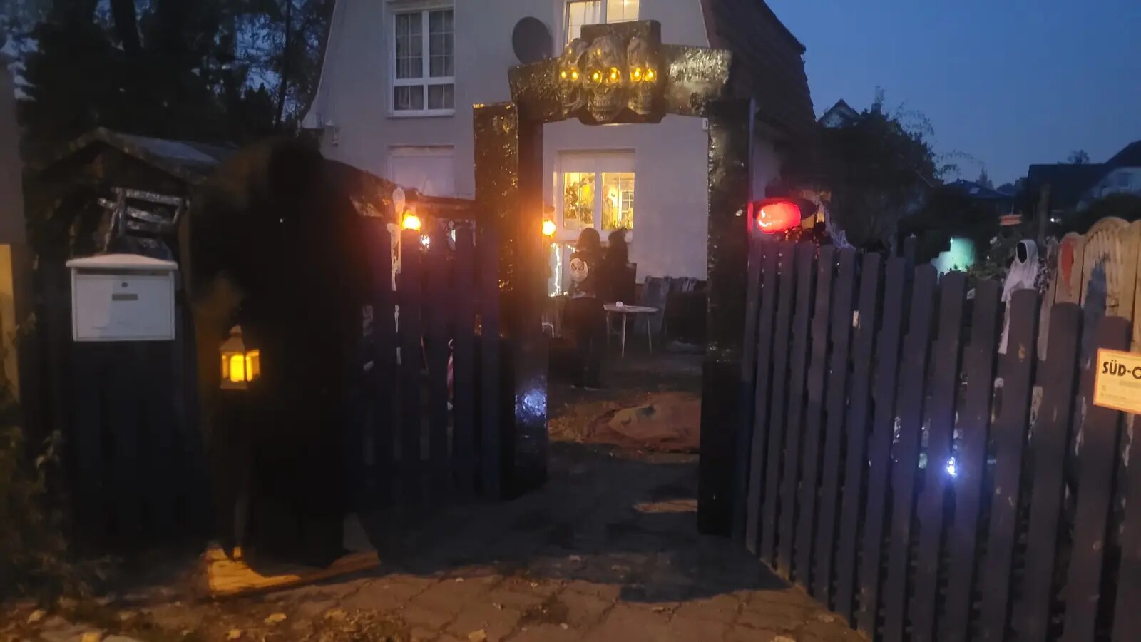 Beleuchteter Eingang zum Geisterhaus Johannisthal