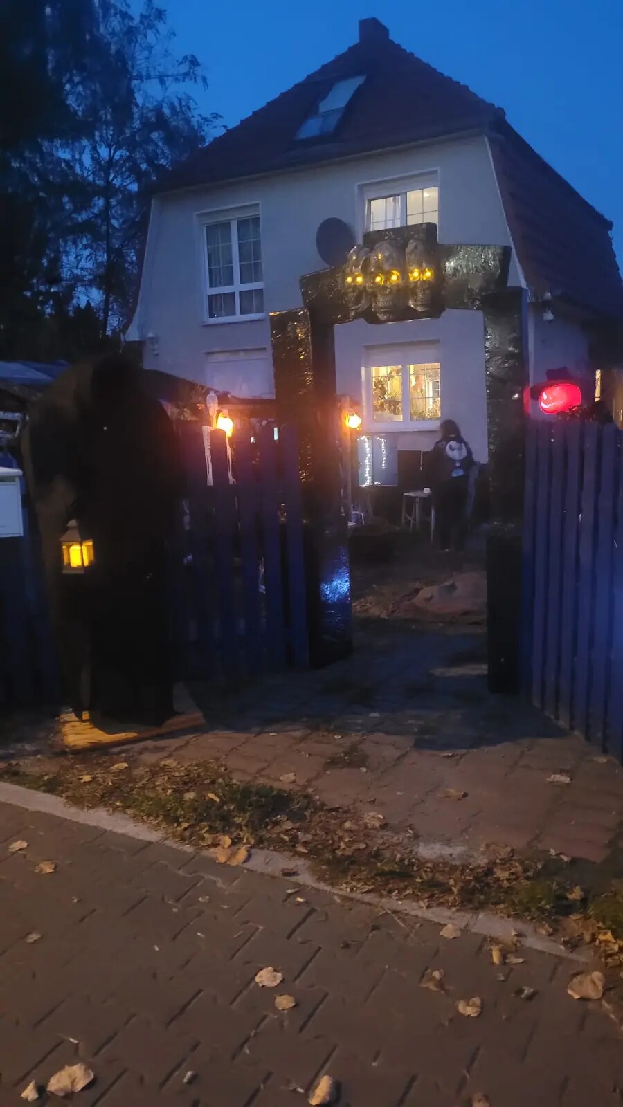 Wächter vor dem geöffneten Gartentor