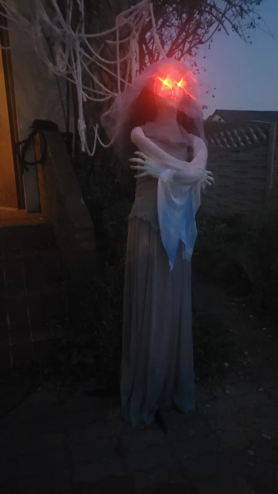 Weiße Geisterfigur im Garten