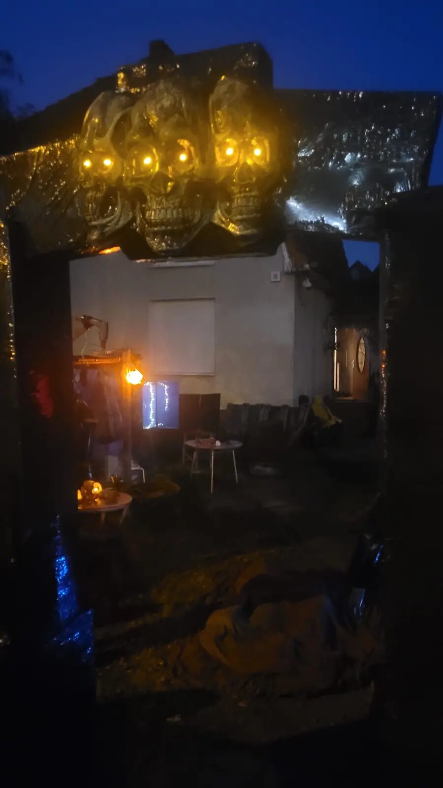 Atmosphärisch beleuchteter Hof bei Nacht