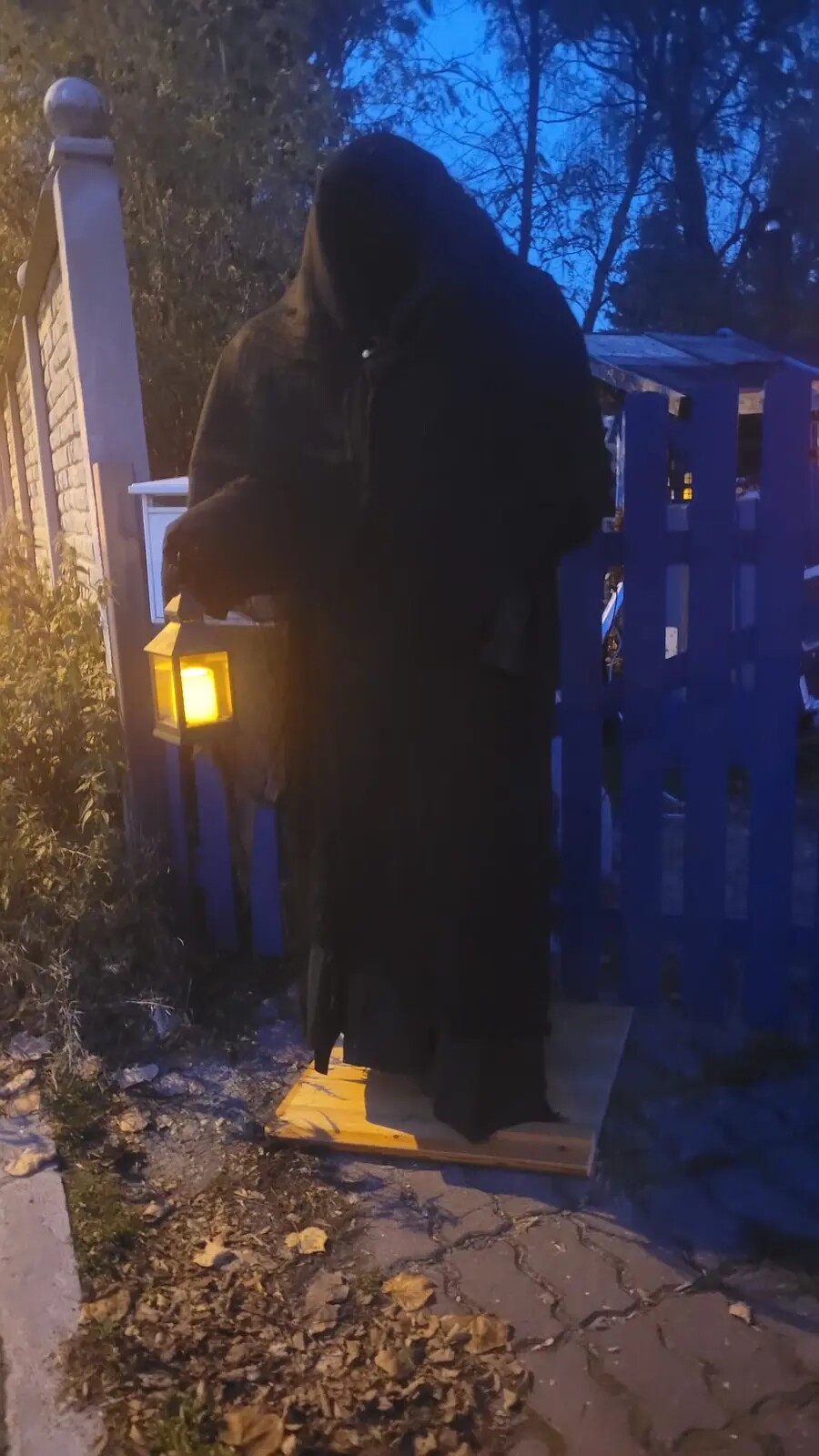 Wächter mit leuchtender Laterne am Eingang