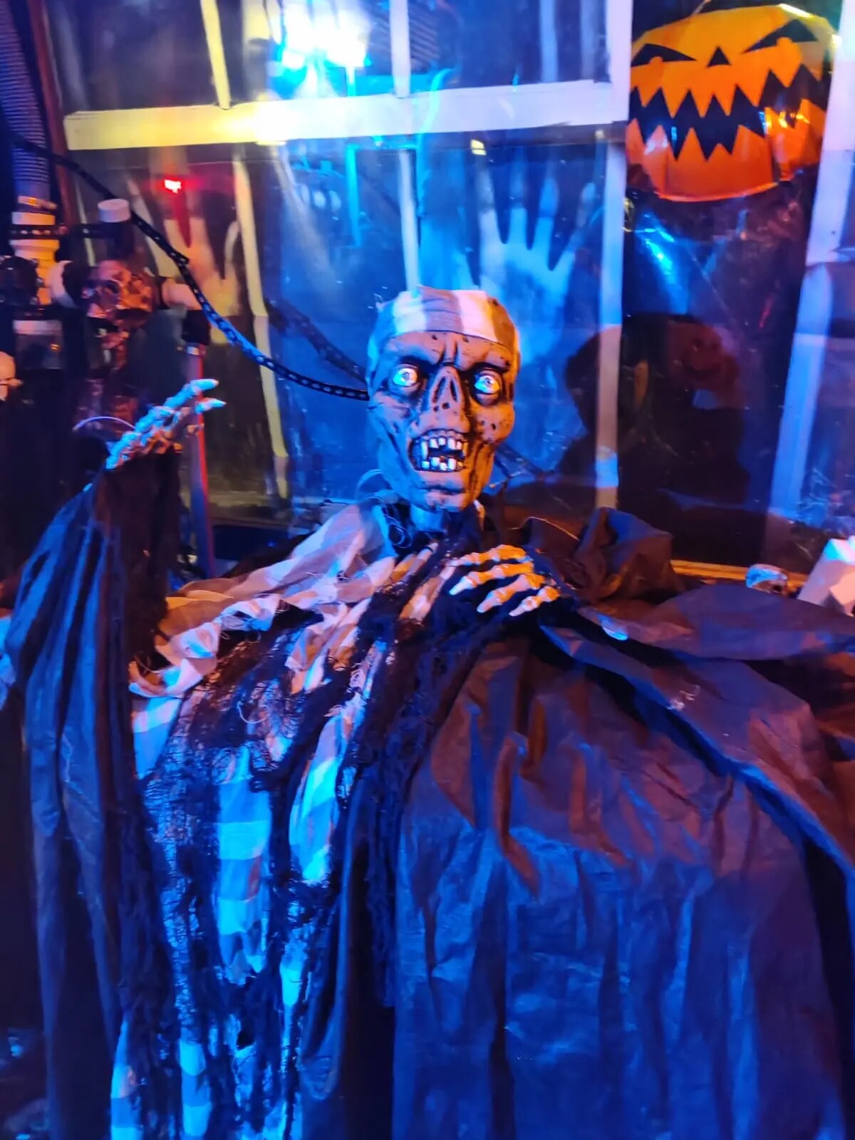 Zombiefigur unter blauem Licht