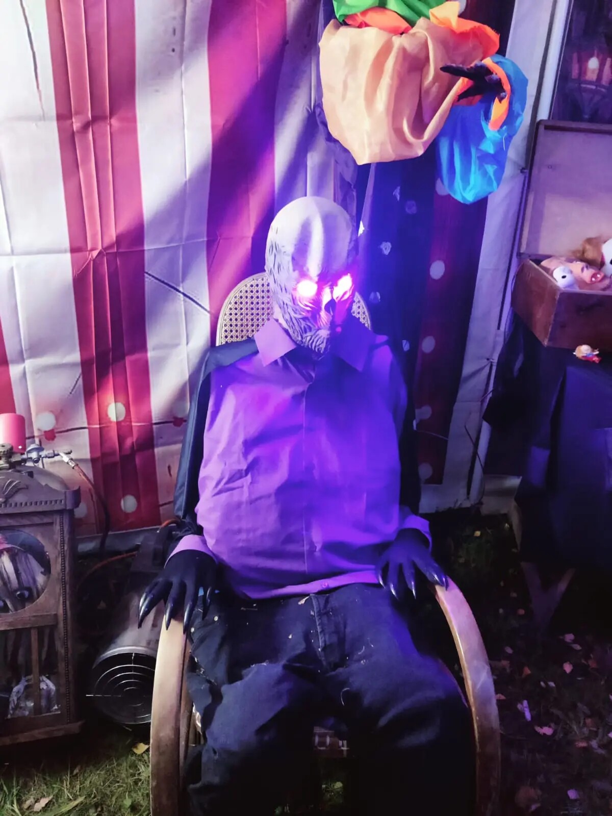 Animierte Zombiefigur unter violettem Licht